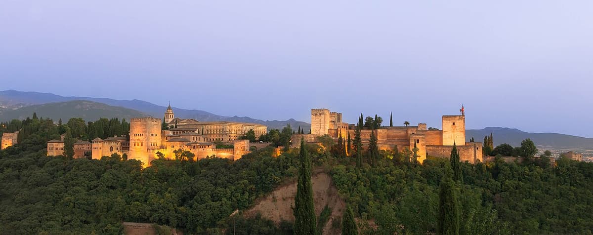 La Alhambra de Granada sobre la colina, con el Albaicín y Sierra Nevada al fondo